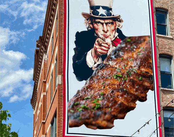 Na parede de uma casa antiga com tijolos à vista, um cartas é exibido com uma montagem do famoso personagem 